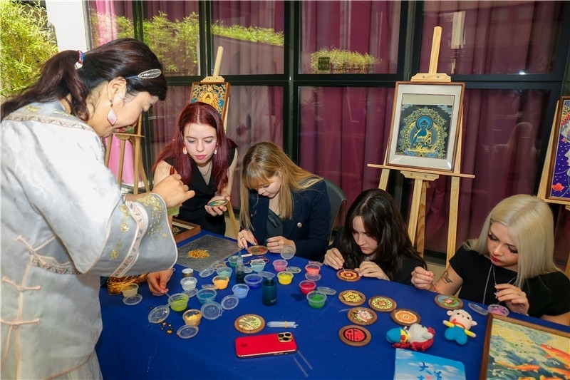 西班牙嘉賓參觀青海傳統(tǒng)手工技藝展示。主辦方供圖