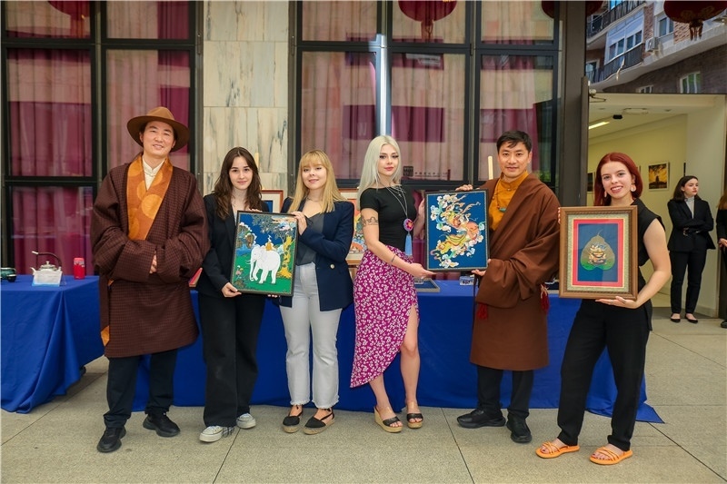 西班牙嘉賓參觀青海傳統(tǒng)手工技藝展示。主辦方供圖