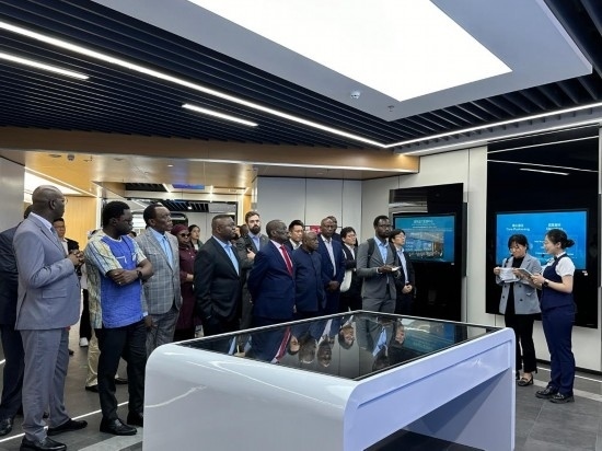 使節(jié)團(tuán)考察云上貴州大數(shù)據(jù)集團(tuán)展示中心。新華社記者 袁睿 攝