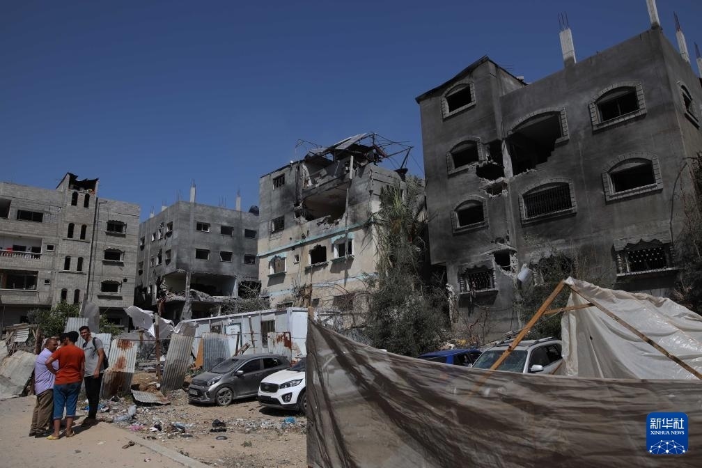 這是6月8日在加沙地帶中部努賽賴特難民營(yíng)拍攝的在以軍襲擊中受損嚴(yán)重的房屋及車(chē)輛。新華社發(fā)（馬爾萬(wàn)·達(dá)烏德攝）