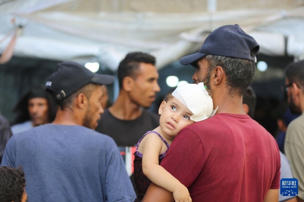 這是6月8日在加沙地帶中部努賽賴特難民營(yíng)拍攝的傷員。新華社發(fā)（馬爾萬(wàn)·達(dá)烏德攝）