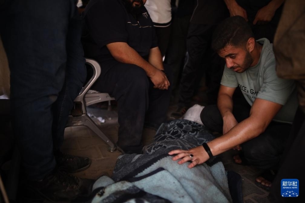 這是6月8日在加沙地帶中部努賽賴特難民營(yíng)拍攝的以軍襲擊受害者。新華社發(fā)（馬爾萬(wàn)·達(dá)烏德攝）