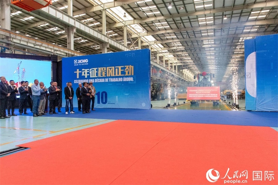 儀式上，米納斯吉拉斯州、波蘇阿雷格里市政府官員，徐工巴西制造的供應(yīng)商、經(jīng)銷商、客戶伙伴、員工代表和在巴中資機(jī)構(gòu)代表等，一起祝賀徐工巴西制造第23456臺產(chǎn)品下線并交付客戶。 人民日報(bào)社拉美中心分社 威廉·科埃略·維亞納攝