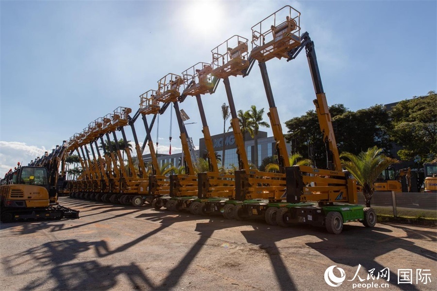 在徐工巴西制造生產(chǎn)基地，一批完成生產(chǎn)的設(shè)備正準(zhǔn)備交付客戶。 人民日報(bào)社拉美中心分社 威廉·科埃略·維亞納攝