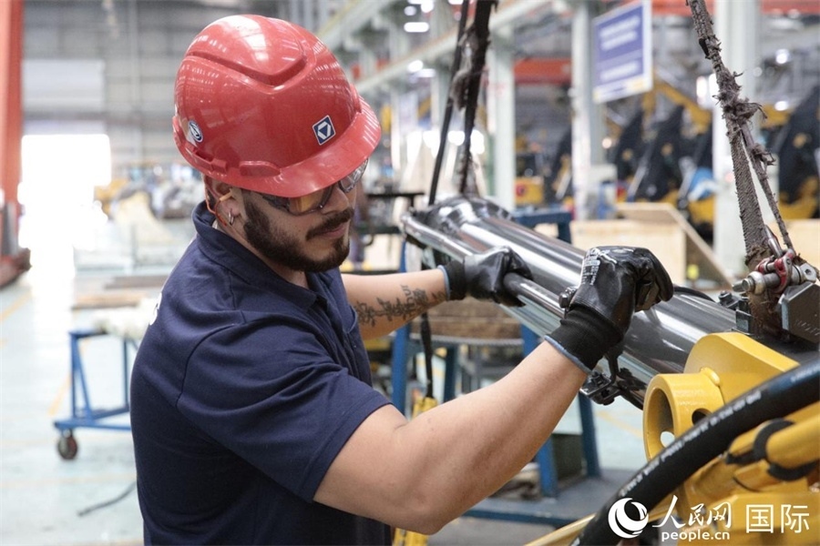 一名徐工巴西制造基地的當(dāng)?shù)貑T工正在進(jìn)行設(shè)備安裝和調(diào)試。 人民日報(bào)社拉美中心分社 威廉·科埃略·維亞納攝