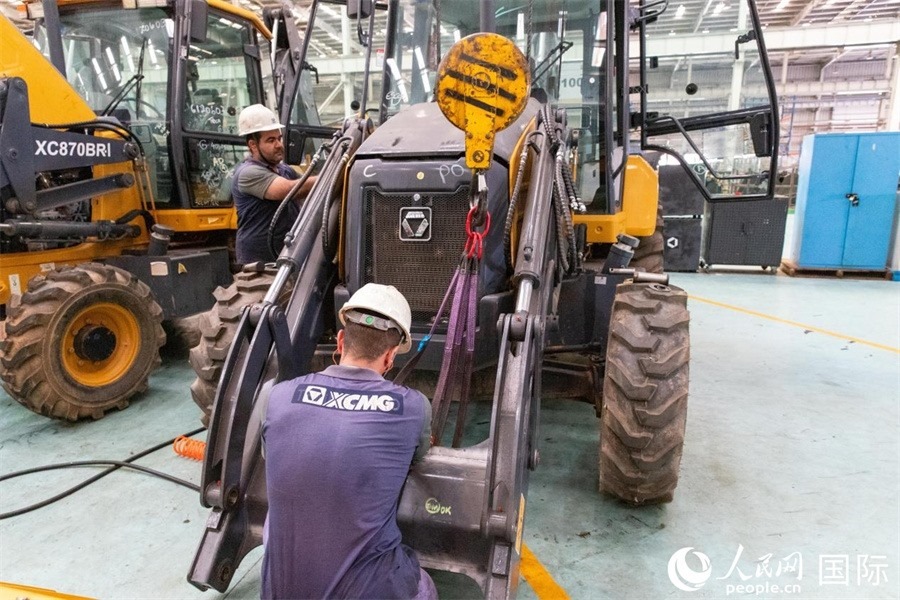 兩名徐工巴西制造基地的當(dāng)?shù)貑T工正在進(jìn)行設(shè)備安裝和調(diào)試。 人民日報(bào)社拉美中心分社 威廉·科埃略·維亞納攝