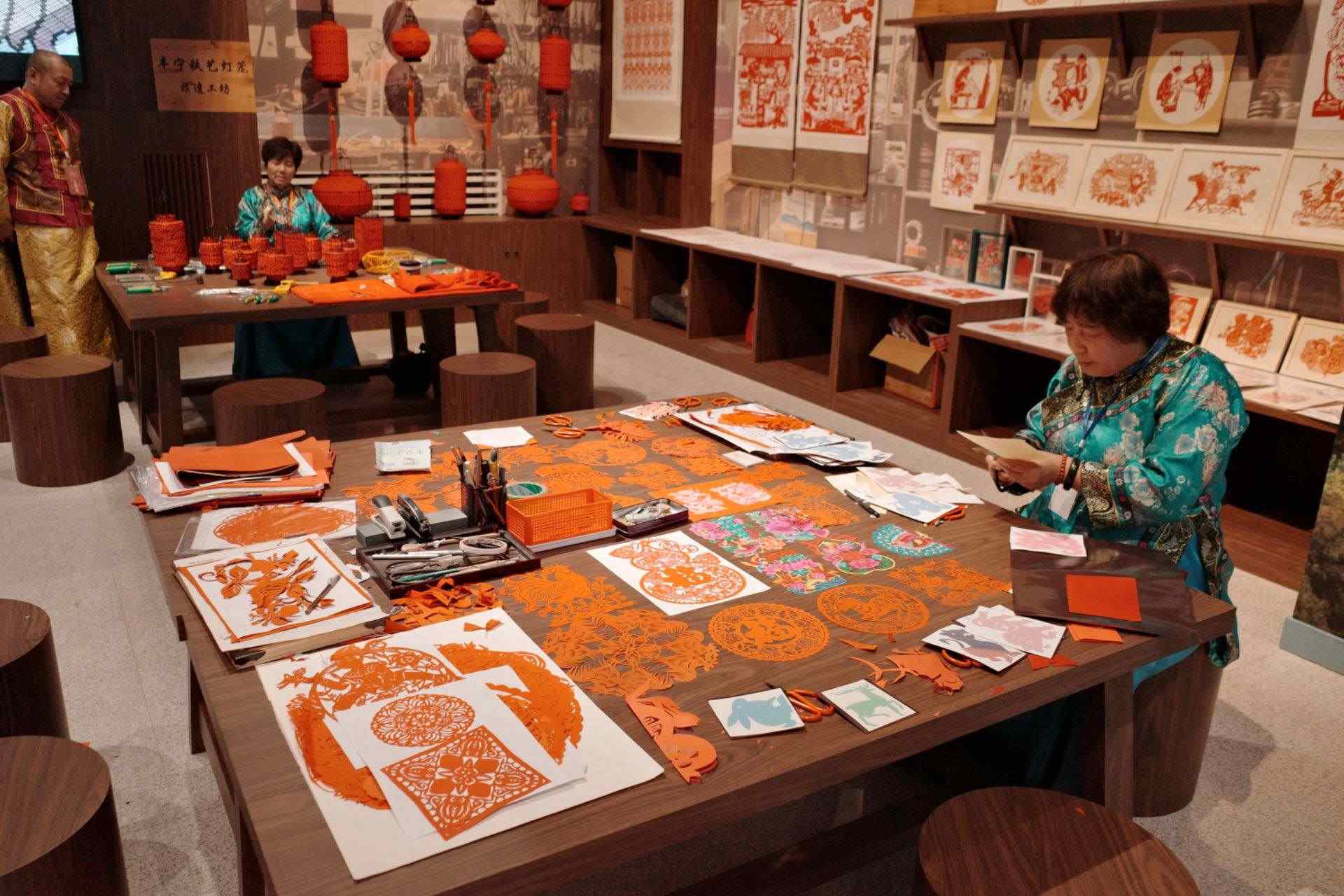 “氣象萬千——中國非遺保護(hù)實(shí)踐主題展”上，非遺傳承人現(xiàn)場展示。人民網(wǎng)記者 劉微攝