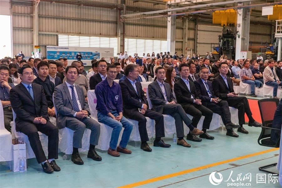 巴西米納斯吉拉斯州、波蘇阿雷格里市政府官員，徐工巴西制造的供應(yīng)商、經(jīng)銷商、客戶伙伴和員工代表，以及在巴中資機(jī)構(gòu)代表等200多人，出席了徐工巴西制造投產(chǎn)運(yùn)營10周年暨第23456臺產(chǎn)品下線儀式。 人民網(wǎng) 威廉·科埃略·維亞納攝