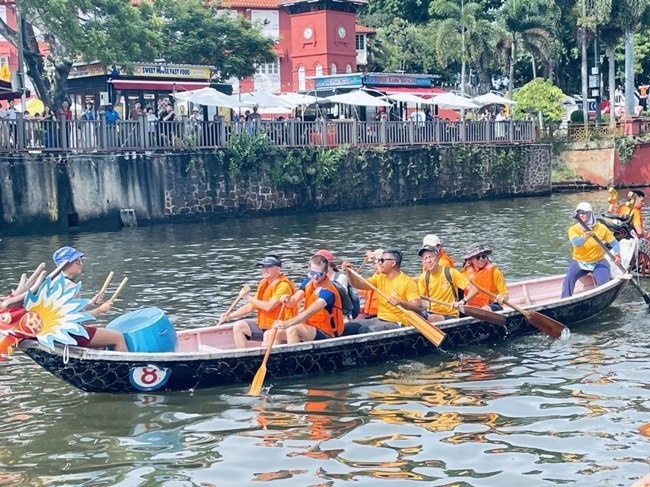 多元種族共同奮輯前進(jìn)，體驗(yàn)在馬六甲河劃龍舟，引來大批游客駐足圍觀。組委會供圖