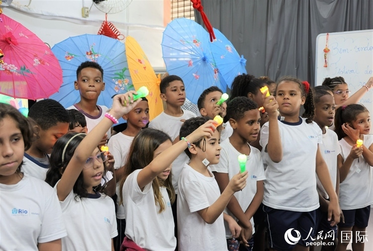 端午節(jié)活動(dòng)在里約薩繆爾·韋納公立學(xué)校舉辦，該校師生合唱中文歌曲。 人民網(wǎng)記者 時(shí)元皓攝