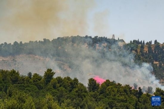 6月12日，以色列北部加利利地區(qū)遭受火箭彈襲擊后冒出滾滾濃煙。新華社發(fā)（阿亞爾·馬戈林?jǐn)z/基尼圖片社）