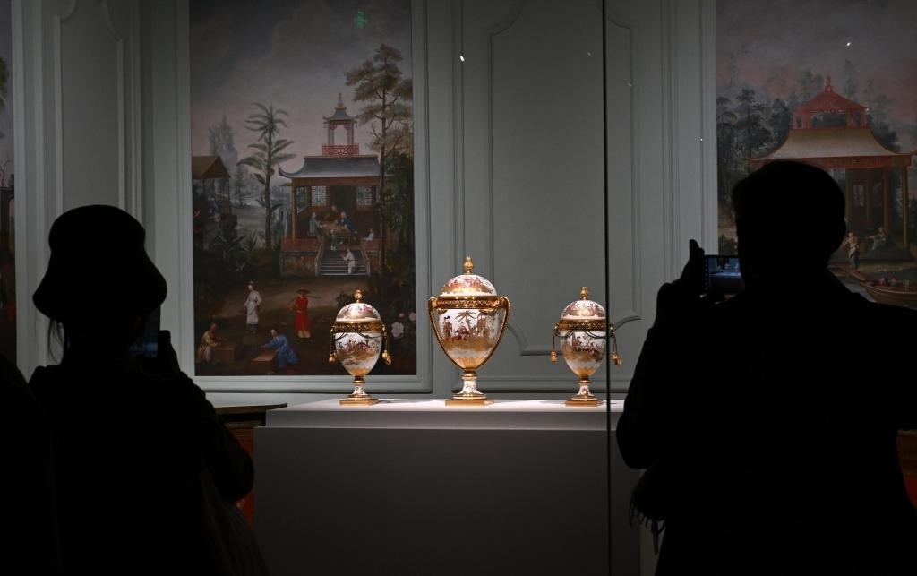 4月1日，觀眾在北京故宮參觀“紫禁城與凡爾賽宮——17、18世紀的中法交往”展覽。新華社記者金良快攝