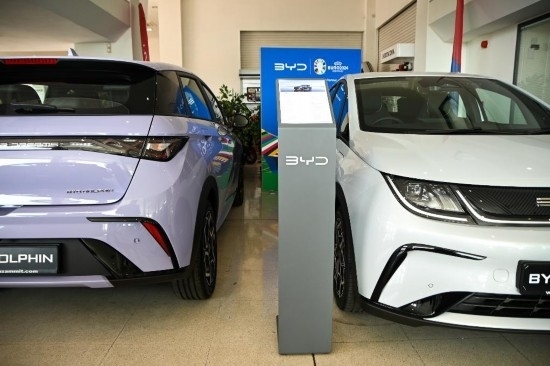 這是5月29日在馬耳他比爾基卡拉拍攝的展示廳里的比亞迪純電動(dòng)汽車。新華社發(fā)（喬納森·博格 攝）