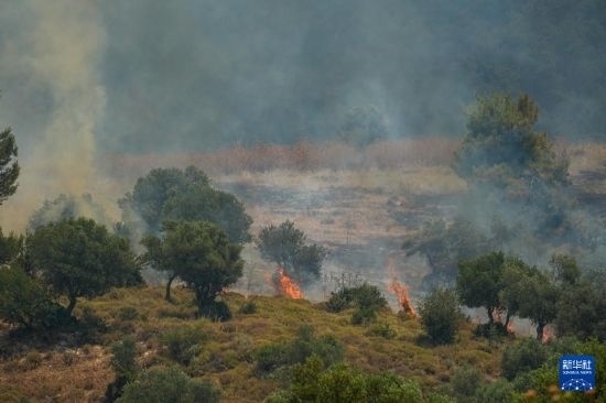 6月12日，以色列北部加利利地區(qū)遭受火箭彈襲擊后冒出滾滾濃煙。新華社發(fā)（阿亞爾·馬戈林?jǐn)z/基尼圖片社）
