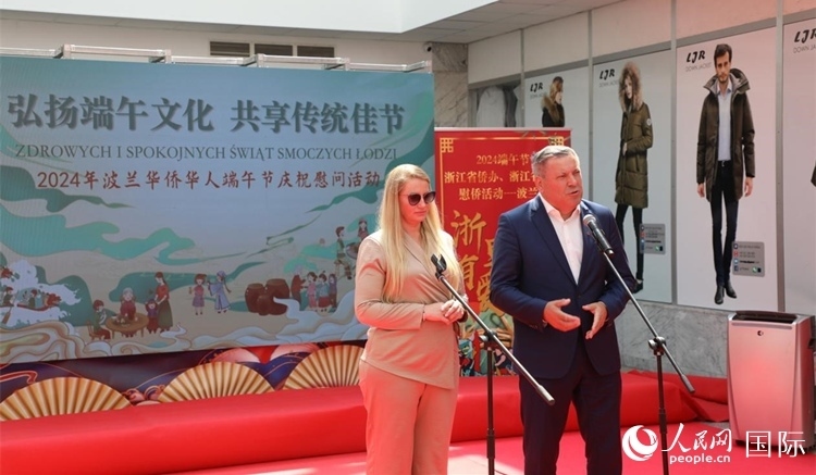 皮耶霍欽斯基（右）在活動(dòng)上致辭。人民網(wǎng)記者 李增偉攝