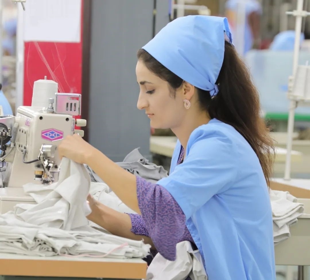 當(dāng)?shù)毓と苏谶M行成衣縫紉。胡澤曦攝