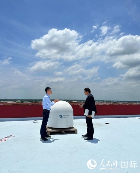 中泰兩國技術(shù)人員交流低軌寬帶衛(wèi)星互聯(lián)網(wǎng)運(yùn)行情況。人民網(wǎng)記者 簡承淵攝