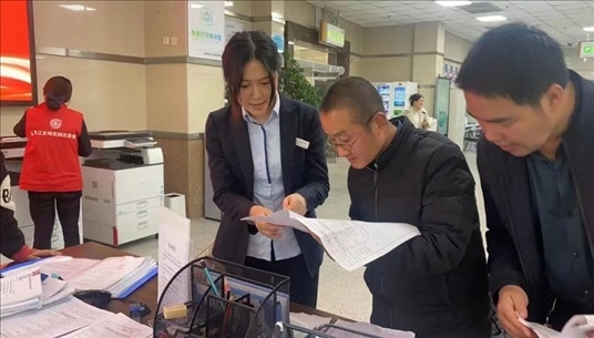 成都市溫江區(qū)市場監(jiān)管局為群眾提供“個轉(zhuǎn)企”登記幫辦服務(wù)。成都市市場監(jiān)管局供圖