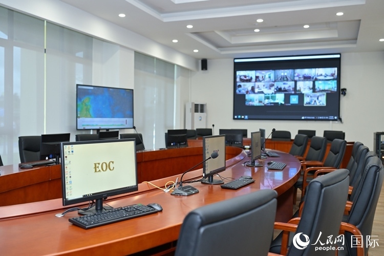 援緬甸國家疾控中心應(yīng)急指揮中心內(nèi)。人民網(wǎng)記者 謝佳君攝