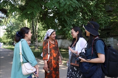 人民日報(bào)記者和塔方記者在進(jìn)行交流。顏歡攝