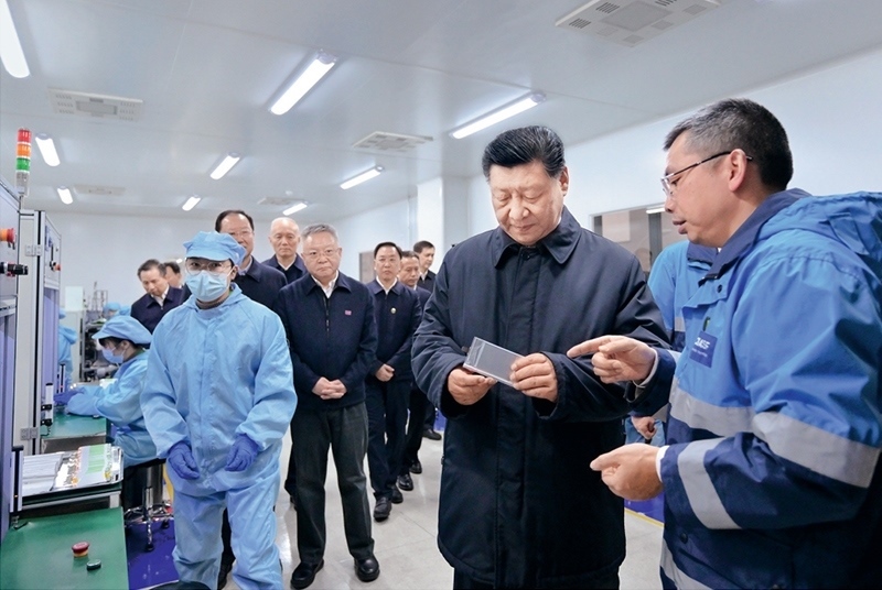 2024年3月18日至21日，中共中央總書記、國(guó)家主席、中央軍委主席習(xí)近平在湖南考察。這是18日下午，習(xí)近平在中德合資企業(yè)巴斯夫杉杉電池材料有限公司考察。 新華社記者 謝環(huán)馳/攝