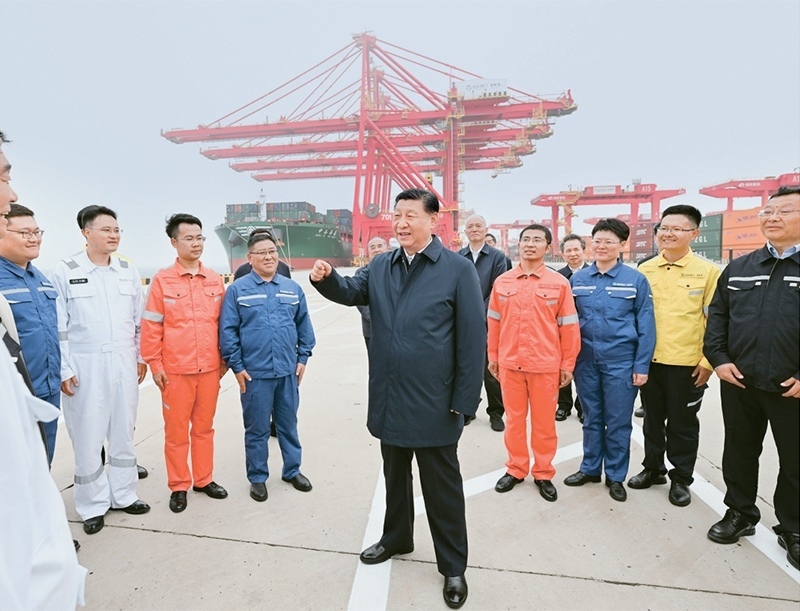 2024年5月22日至24日，中共中央總書記、國(guó)家主席、中央軍委主席習(xí)近平在山東考察。這是22日下午，習(xí)近平在日照港親切慰問(wèn)港口科技工作者、運(yùn)營(yíng)人員、航運(yùn)人員。 新華社記者 謝環(huán)馳/攝