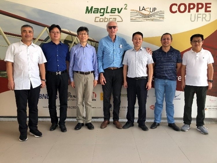 實(shí)驗(yàn)室建設(shè)團(tuán)隊(duì)主要負(fù)責(zé)人與巴西里約熱內(nèi)盧聯(lián)邦大學(xué)交流。西南交通大學(xué)供圖