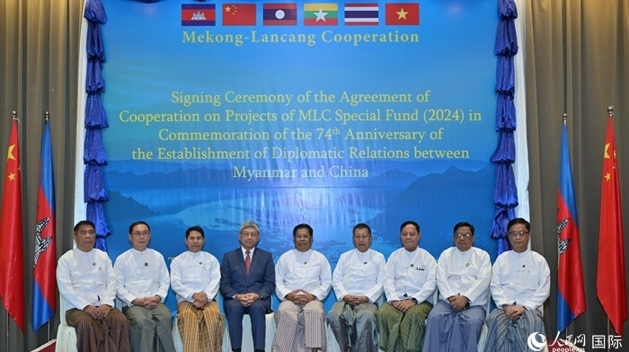 中國駐緬甸大使陳海（左四）與緬方執(zhí)行部委部長合影。人民網(wǎng)記者 謝佳君攝