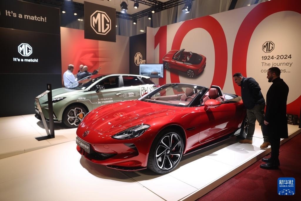 2024年1月17日，人們在比利時布魯塞爾舉辦的2024布魯塞爾汽車展上參觀上汽名爵電動汽車。新華社記者 趙丁喆 攝