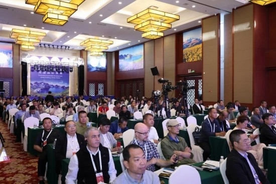  6月15日，“長(zhǎng)白山·世界地質(zhì)公園、世界生物圈保護(hù)區(qū)可持續(xù)發(fā)展會(huì)議”現(xiàn)場(chǎng)。新華社發(fā)