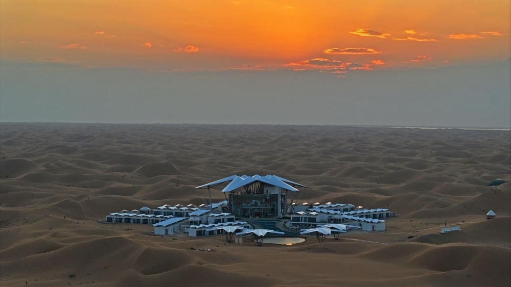 這是位于寧夏中衛(wèi)市沙坡頭景區(qū)的星星酒店（2023年9月6日攝，無(wú)人機(jī)照片）。新華社記者 王鵬 攝