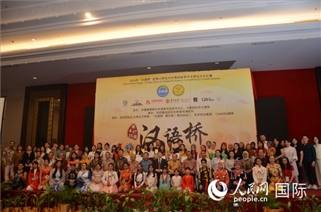 出席閉幕典禮的嘉賓、學(xué)校師生及獲獎(jiǎng)選手等合影留念。人民網(wǎng)記者李培松攝