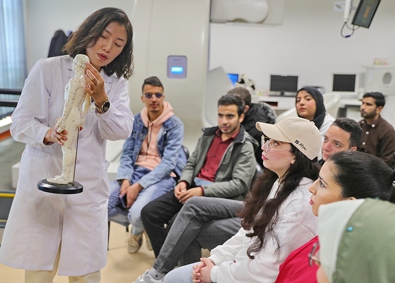 2023年4月19日，河北省秦皇島市中醫(yī)醫(yī)院醫(yī)務(wù)工作者為燕山大學(xué)外國(guó)留學(xué)生講解中醫(yī)經(jīng)絡(luò)知識(shí)。