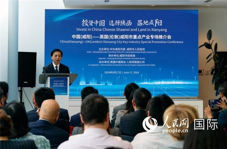 咸陽(yáng)市委書(shū)記夏曉中致辭。