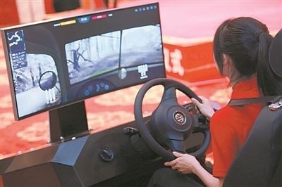 圖為廣西師范大學學生羅曉瑩體驗沉浸式紅色愛國主義教育產品。受訪者供圖