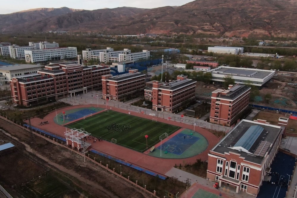 2021年4月28日拍攝的果洛西寧民族中學(xué)（無(wú)人機(jī)照片）。