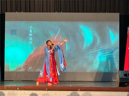 一等獎獲得者彩翼進行才藝表。（圖片來源：孔子課堂）