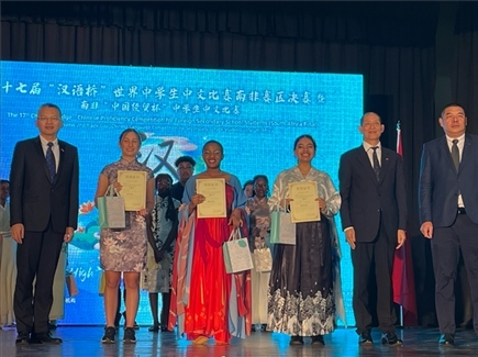 李旭東教育參贊（左一）與赴華參賽選手等合影留念。（圖片來源：孔子課堂）