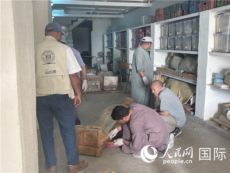圖為中埃薩卡拉新出土文物數(shù)字化調(diào)查與研究項目團隊在工作現(xiàn)場。薛江攝