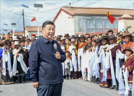 2021年6月7日至9日，習(xí)近平總書記在青?？疾?。這是8日下午，習(xí)近平在海北藏族自治州剛察縣沙柳河鎮(zhèn)果洛藏貢麻村考察時，同村民們親切交流。新華社記者 謝環(huán)馳 攝