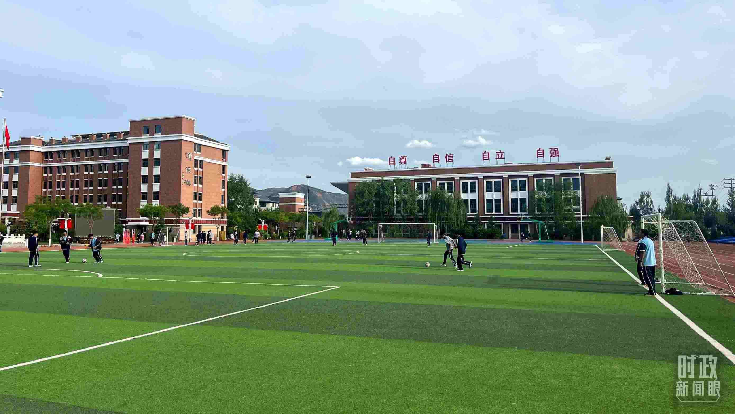 △果洛西寧民族中學(xué)。（總臺(tái)央視記者楊波、楊新禹拍攝）