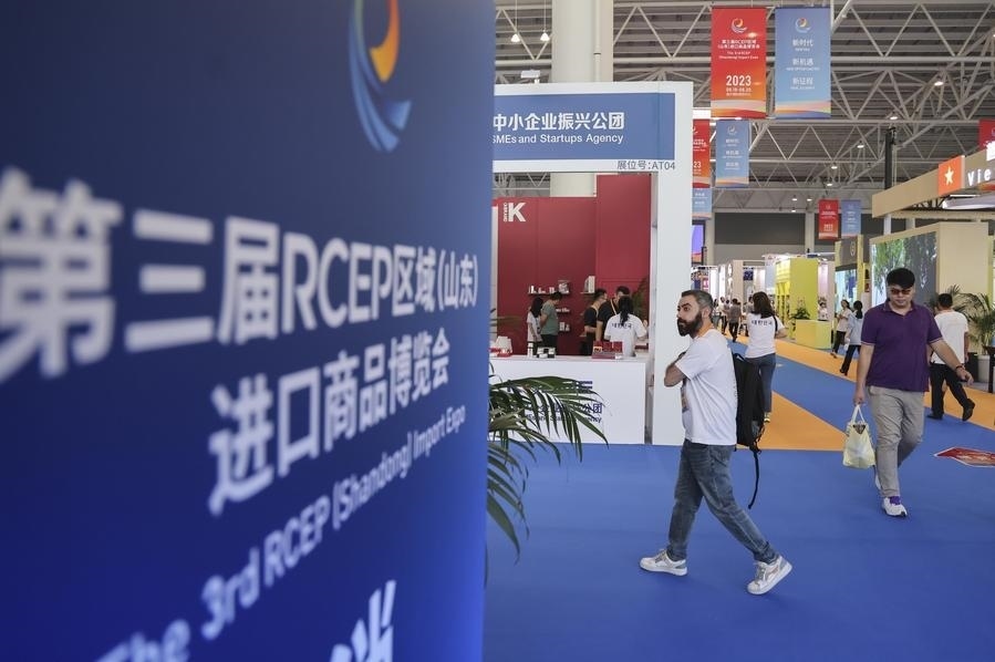 2023年8月18日，人們?cè)诘谌龑肦CEP區(qū)域（山東）進(jìn)口商品博覽會(huì)上參觀。新華社發(fā)（許傳寶 攝）