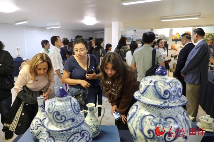 在展覽現(xiàn)場(chǎng)，觀眾們駐足欣賞德化瓷和墨西哥彩瓷。人民網(wǎng) 埃內(nèi)斯托·多明戈斯攝