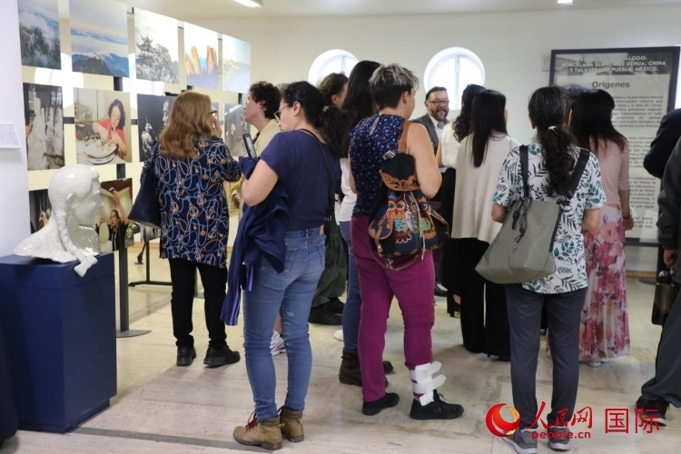 在展覽現(xiàn)場(chǎng)，觀眾們駐足欣賞德化白瓷和墨西哥彩瓷。人民網(wǎng) 埃內(nèi)斯托·多明戈斯攝