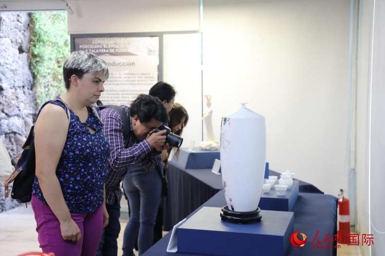 在展覽現(xiàn)場(chǎng)，觀眾們駐足欣賞德化白瓷和墨西哥彩瓷。人民網(wǎng) 埃內(nèi)斯托·多明戈斯攝