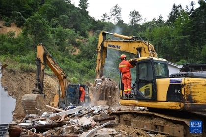6月23日，救援人員在魚市鎮(zhèn)斗溪村龍?zhí)两M山體滑坡現(xiàn)場開展救援工作。新華社記者 陳振海 攝