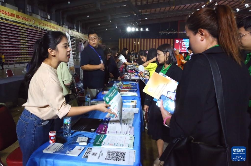 6月22日，在泰國曼谷吞武里大學(xué)舉辦的中國高等教育展上，學(xué)生在中國高校展臺(tái)前了解信息。新華社記者 孫瑋彤 攝