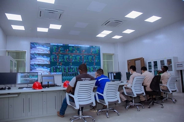 剛果（金）布桑加水電站攔河大壩泄洪。中鐵資源集團(tuán)供圖 