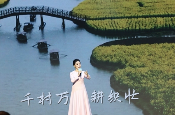 歌唱家、中國音樂學(xué)院教授雷佳現(xiàn)場演唱。