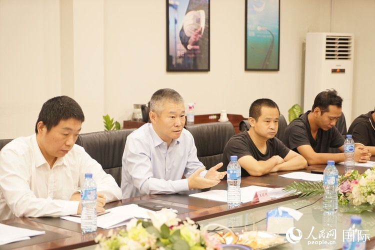 駐尼日利亞使館經(jīng)商處公參王穎琦（左二）講話。人民網(wǎng)記者 姜宣攝